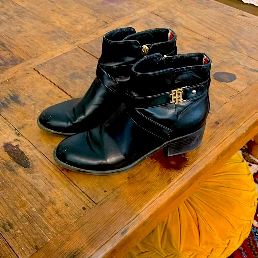 Tommy Hilfiger Black Ankle zipper boots 7M with Gold Emblem